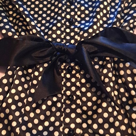BCBG Maxazria Black and White Polka-Dot Blouse with Tie Waistband. Small - Picture 4 of 6
